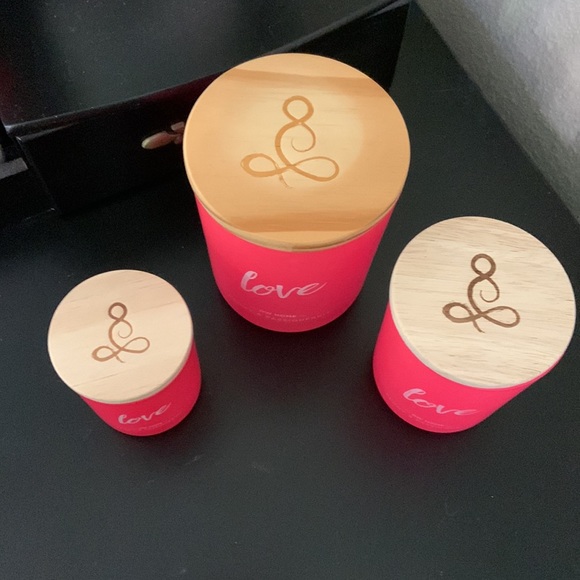 Hot Barbie Pink with Love painted on front and beautiful wooden decorative lids - Picture 5 of 6